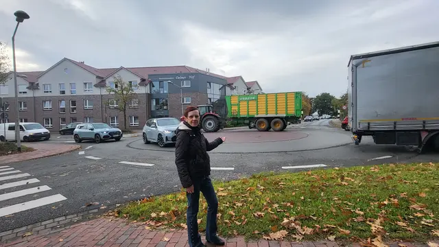 Nicole Behrens am vielbefahrenen Kreisverkehr, der ab 26. Oktober gesperrt werden soll