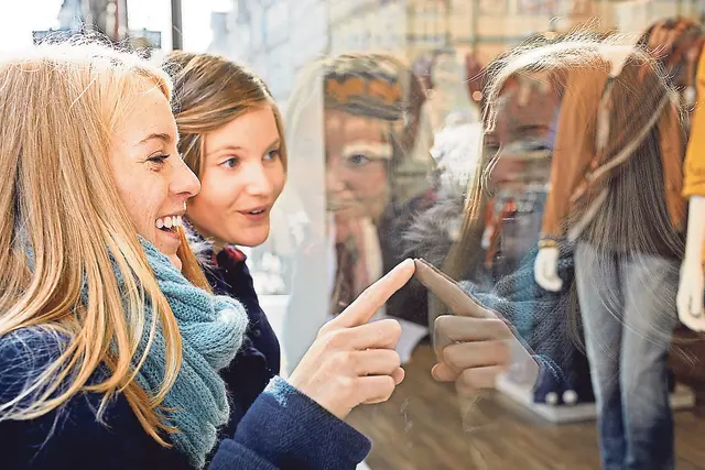 Die Schaufenster der Bekleidungsgeschäfte zeigen schöne Mode für die kalte Jahreszeit | Foto: fotolia