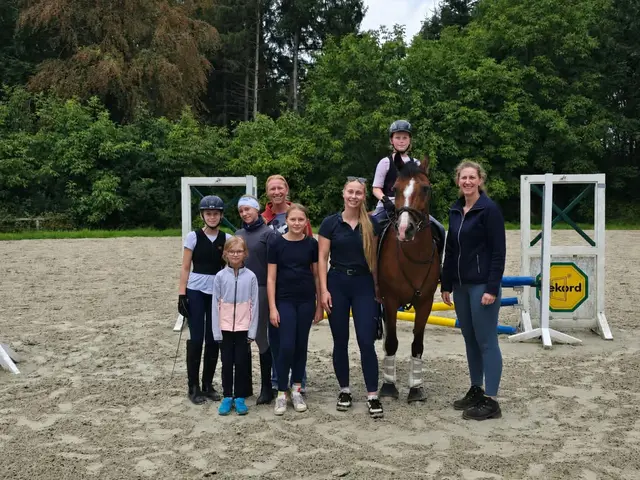 Bianca Sieler (Sportwartin und Trainerin, re.), Celina Schneider (3. v. re.)und Dr. Daniela Börnigen (hinten) mit einigen Reitschülern und Pferd Maddox | Foto: Reitverein Tostedt