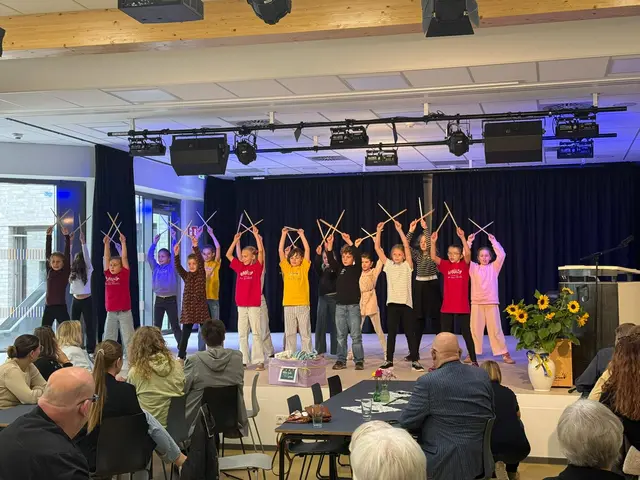 Mit Tanz und Gesang brachten sich Schülerinnen und Schüler in die Feier zur Einweihung ein