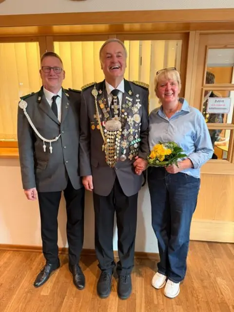 Vizekönig Wilfried Stresow (Mi.) mit Ehefrau Christa und Adjutant Bernd Schönel  | Foto:  SV Elstorf