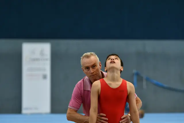 Auf dem Weg nach "oben": Daniel Bychynskyi (10), hier mit seinem Trainer Bernward, turnte starke 10,80 Punkte im Kürwettkampf an den Ringen 
 | Foto:  J. Niebuhr
