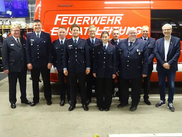 Die Ernannten, und der Geehrte mit Gratulanten (v. li.):  Kreisbrandmeister Jörn Petersen, Gemeindebrandmeister  Sebastian Seier, Andreas Grimm, Florian Rumpf, Torben Röhrs, Lea von Felde, Lukas Lege, Gunnar Hofmeister, Ortsbrandmeister Peter Lege und Samtgemeindebürgermeister Olaf Muus | Foto: Freiwillige Feuerwehr Samtgemeinde Hanstedt