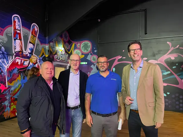 Freuten sich über die Eröffnung der neuen Anlage (v. li.) Martin Roesnick (WOCHENBLATT), Michael Riedel (designierter Bürgermeister von Buchholz, Advangers-Inhaber Henry Hotait und Berndhard Unger (Ortsbürgermeister von Holm-Seppensen)

 | Foto: Hotait