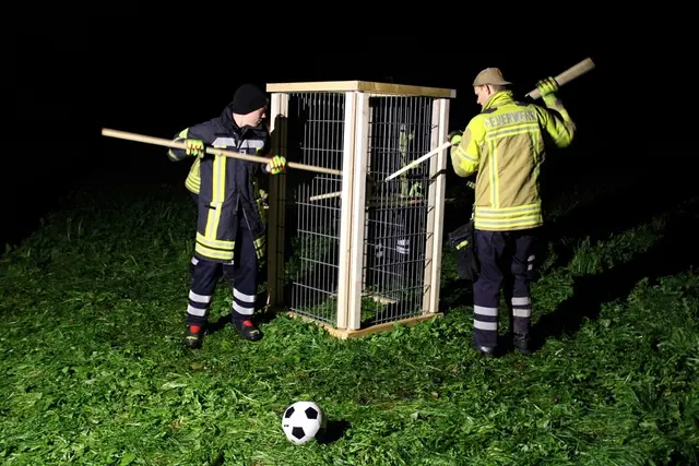 Die Station an der Roddau, wo ein zwei Bälle mit Stäben aus dem Käfig geholt werden mussten
 | Foto: Feuerwehr