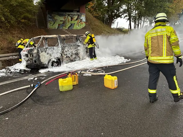 Der VW Multivan brannte vollständig aus | Foto: Feuerwehr