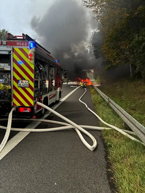 Die Rauchentwicklung konnte auch in Entfernung gesehen werden | Foto: Feuerwehr