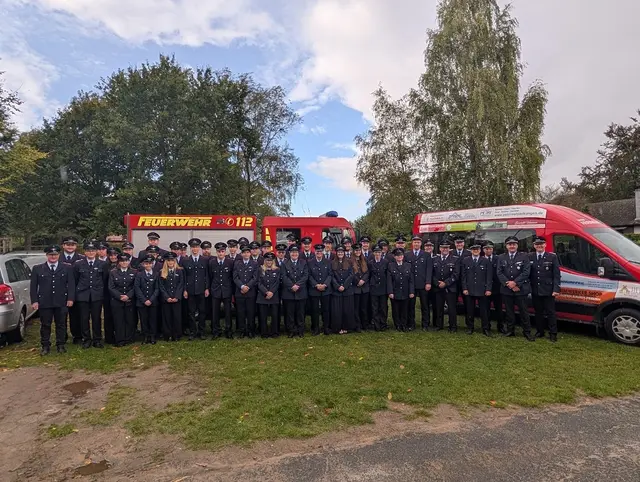 Absolventen sowie Ausbilder und Ortsbrandmeister | Foto: Feuerwehr