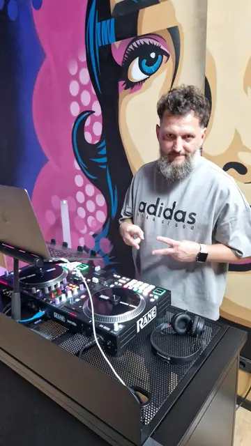 Musik vom DJ unterhielt die Gäste | Foto: mro