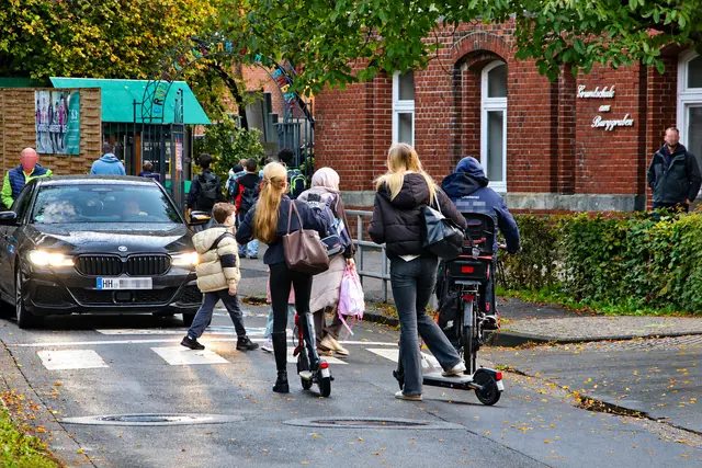 Am Zebrastreifen vor der Stader Grundschule am Burggraben kommt es immer wieder zu gefährlichen Situationen – verursacht durch rücksichtslose E‑Scooter-Fahrer. Die beiden Mädchen verhalten sich aber vorschriftsmäßig | Foto: jd