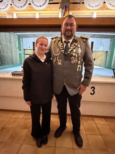 Vogelbestfrau Ebba Klapper und Schützenpräsident Christian Rosenberger | Foto: Lisa Senkpiel