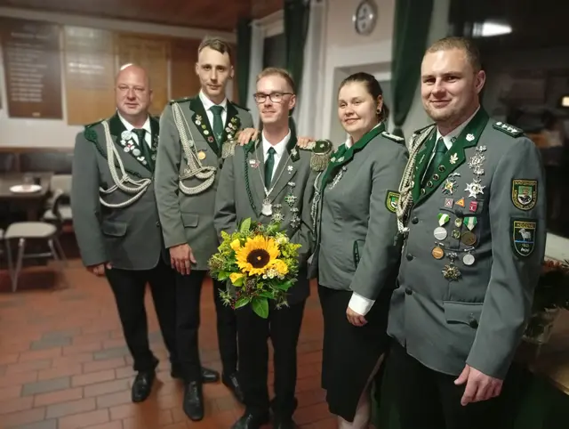 Daniel Behrens ist neuer Königsmoorer Vizekönig, hier mit seinen Adjutanten (v. li.): Tobias Ahrens, Mirko Ziervogel, Maike Schuback und Manuel Schulz  | Foto: Marie-Theres Maras