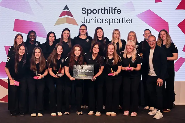 Die deutsche Juniorinnen-Nationalmannschaft mit Ruslana Litvinov ( vorderen Reihe, 1. Spielerin von re.), 
Aida Mittag (hintere Reihe ganz rechts) und Lina Steinecke (hintere Reihe, 3. v. re. jetzt Luchse Buchholz-Rosengarten) | Foto: dpa picture alliance für Sporthilfe