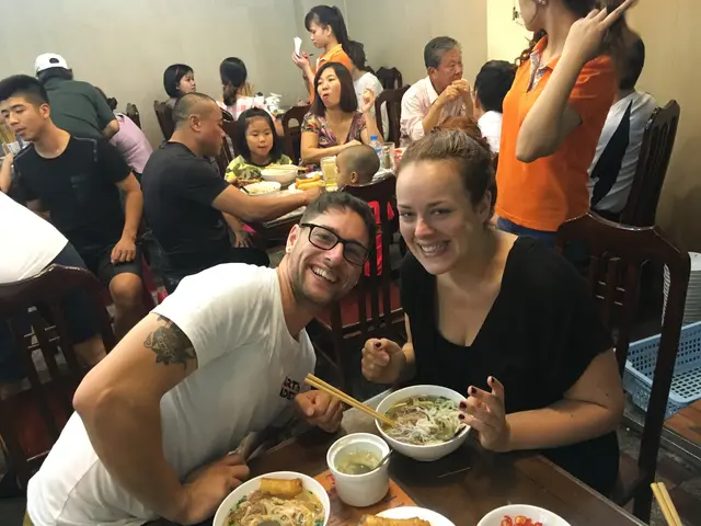 Zwei frisch Vermählte - Elisa Hintz und ihr Mann - essen ihre erste Phở (eine stundenlang gekochte Brühe mit Reisnudeln und Fleisch) | Foto: Elisa Hintz