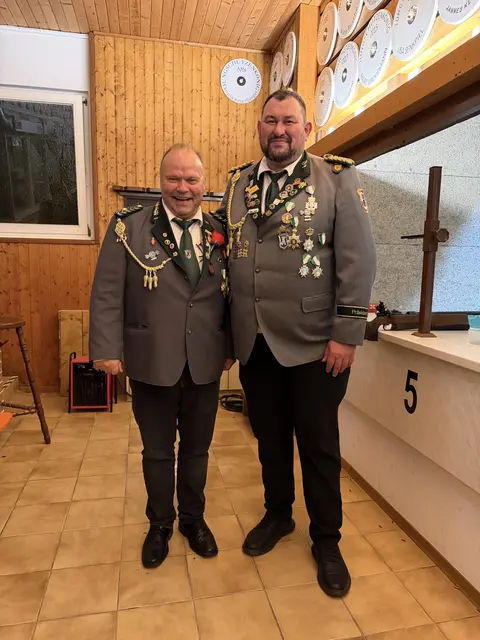 Vogelkönig Edgar Buchholz (li.) und Schützenpräsident Christian Rosenberger | Foto: Lisa Senkpiel