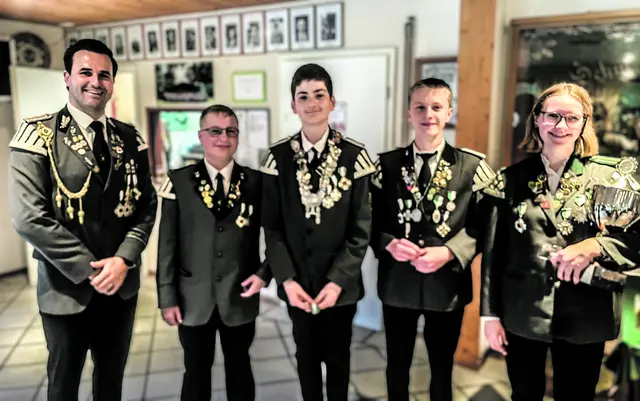 Jugendleiter Julian Eisenschmidt (li.) mit den erfolgreichen Jungschützen (v. li.): Ruben Maatz, Sascha Onyshenko ( auch Jugendkönig ), Lasse Einhaus und Elina Erdmann | Foto: Schützenverein