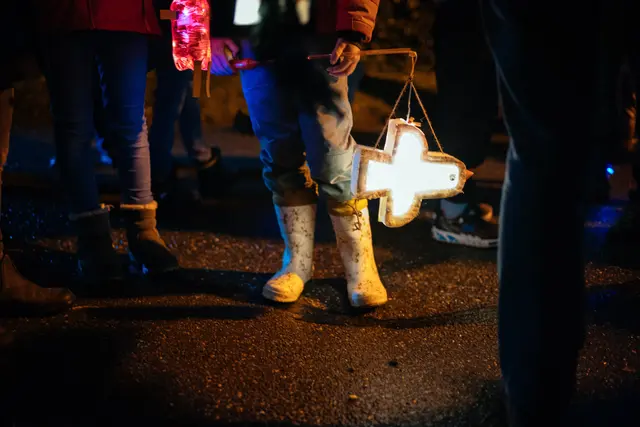 Laternenumzug in Buxtehude: Feuerwehr und Musikzüge begleiten Kinder | Foto: Michel/ Adobe Stock