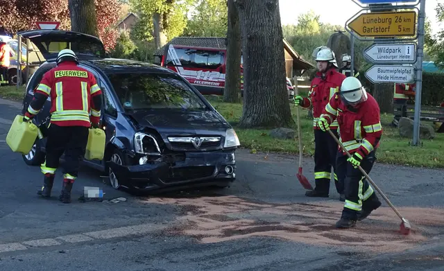 Unfallstelle Kreuzung L213 und L216 in Nindorf: 
Die Feuerwehr nimmt ausgelaufene Betriebsstoffe mit Bindemittel auf | Foto: Feuerwehr Nindorf
