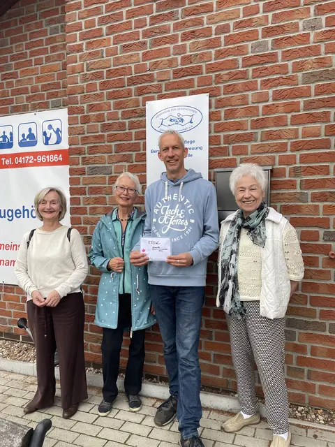 Bei der Spendenübergabe (v. li.): die Künstlerinnen Elke Kaiser, Marlene Putensen und Marianne Ehmke mit "InGe"-Geschäftsführer Nikolaus Lemberg | Foto: Interessengemeinschaft e.V.