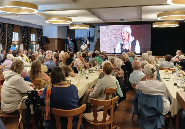 Zuschauer lauschen der Geschichte von Anna aus Blumenthal  | Foto: M.-B. Müller