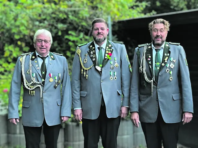 Der neue Vizekönig Malte Dittwald (Mi.). Ihm zur Seite stehen als Adjutanten Bernd Fittschen (li. ) und Erik Pätzmann | Foto: Schützenverein
