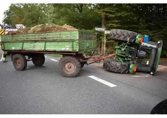 Aus bislang ungeklärter Ursache kippte der Trecker um | Foto: Polizeiinspektion Harburg
