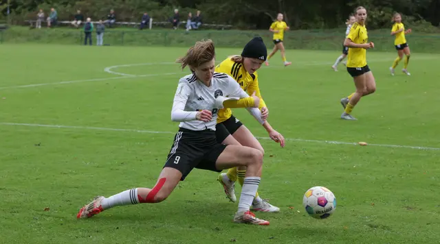Nina Bichler (links) kehrte nach langer Verletzungspause gegen Emsbüren aufs Spielfeld zurück  | Foto: ks