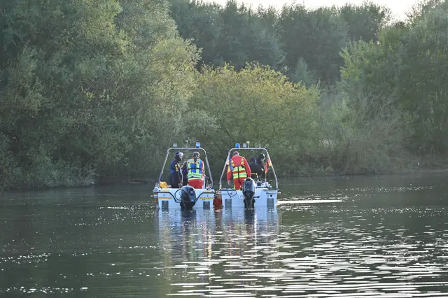 Der Baggersee wird abgesucht | Foto: DLRG