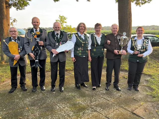 Preisträger beim Schlussschießen des SV Maschen: Michael Wolken (v. li.), Vizekönig Jörg Rahlmeier, Peter Rahlmeier, Kirsten Petersen, Renate Drossert, Jürgen Freitag und Birgit Beecken | Foto: Stefan Effinger