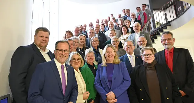 Ein Gruppenfoto zum Abschied. Fast die Hälfte der aktuellen Abgeordneten wird dem künftigen Kreistag nicht mehr angehören | Foto: Daniel Beneke/Lk Stade