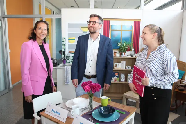 Beim Tag der pflegenden Angehörigen in der Ausstellung der Demenz�-Musterwohnung im Kreishaus im Gespräch: Kreisrätin Ana Cristina Bröcking (v. li.), Sozialamtsleiter Nils Brockmann und Isabella Kruppa | Foto: Landkreis Harburg
