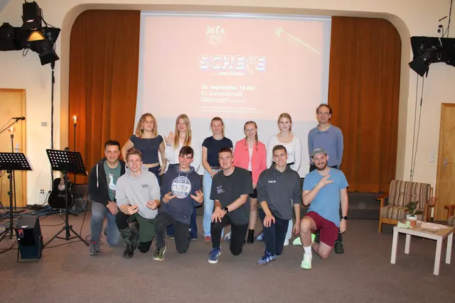 Einige der Mitwirkenden bei den Proben für den Jugendgottesdienst zum Thema "Schere - mein Fehler": (vorne, v. li.) Pastor Martin Alex, Ole, Malte, Niklas, Felix und Teamleiter Benjamin Krause sowie (hi., v. li.) Sarah, Leonie, Lena, Jolina, Emilia und Musiker Felix Reinecke | Foto: ce