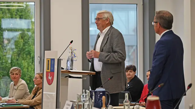 Gerd Lefers (Mitte) verabschiedet sich nach 35 Jahren aus dem Stader Kreistag | Foto: Daniel Beneke/Lk Stade