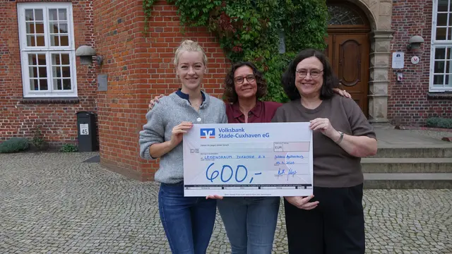 Die Initiatorinnen der "Freundinnenparty", Elena Knoop (v.l.), Daniela Subei und Ruth Meyer, mit dem Scheck über die Spendensumme, die an den Lebensraum Diakonie e. V. überreicht werden soll | Foto: Bianca Dinter