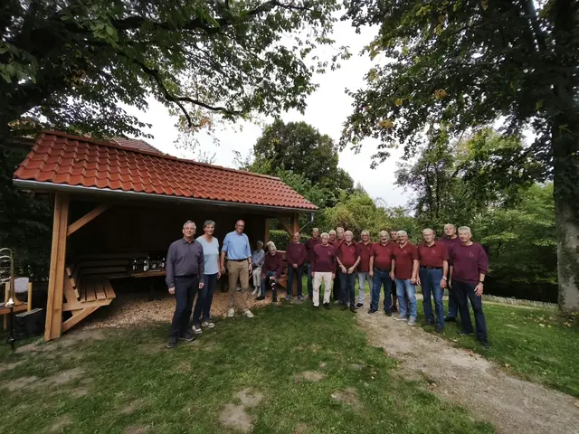 Mit einer kleinen Feierstunde wurde die neue "Kerkhütt" offiziell eingeweiht. Mit dabei Pastor Christian Huck (v. re.), Sylke Müller (Vorstandsvorsitzende der St. Jakobi Kirchengemeinde), Eckhard Pfeiffer sowie die IGH-Rentner | Foto: Friedhelm Nottorf