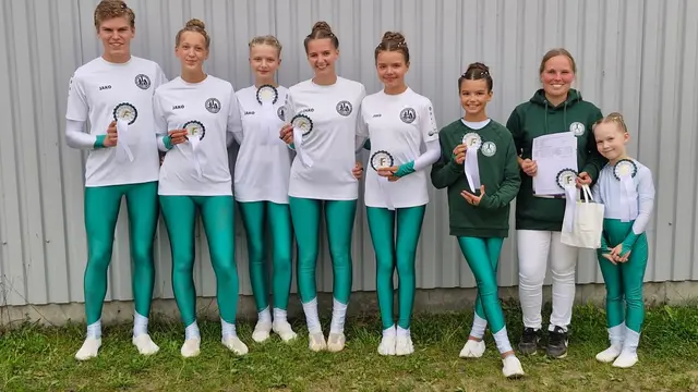 Marten Bockelmann (v. li.), Kati Drews, Kisa Stock, Eva Gärtner, Alicia und Louisa Gador, Longenführerin und Trainerin Laura Koch-Kohlmus sowie Lara Cölsch | Foto: Bendestorfer Reitverein Kleckerwald e.V.