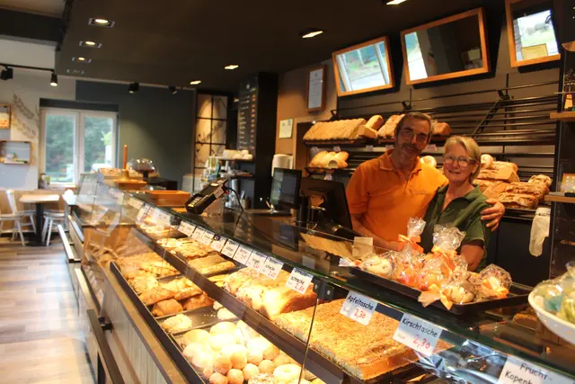Seit 18 Jahren führen sie die Traditionsbäckerei Schmanns: Christian Harbeck (li.) und Heike Hübler | Foto: jvp