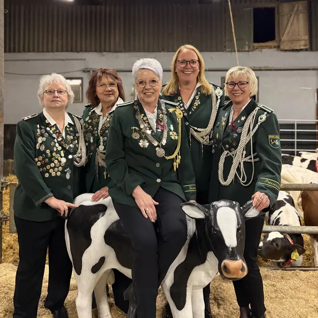 Vizekönigin Anja Schmidt (Mi.) mit ihren Adjutantinnen Marion Foth (v. li.), Uta Hoffmann, Jacqueline Federmann und Nadja Neubauer  
 | Foto: Schützenverein Wesel und Umgegend von 1928 e. V. 