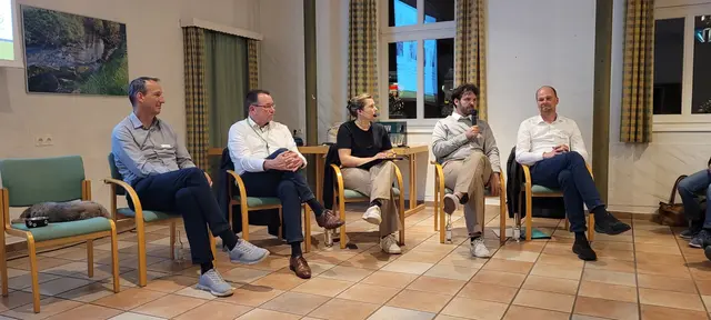 Horst-Elert Stödter, SG Hanstedt (v. li.), Hans-Hermann Zetsche, Avacon Netz GmbH, Miriam Potyka, Samtgemeinde Hanstedt, Mats Bednarczyk, Green Planet Energy und Björn Muth, EWE Netz GmbH  | Foto: Samtgemeinde Hanstedt