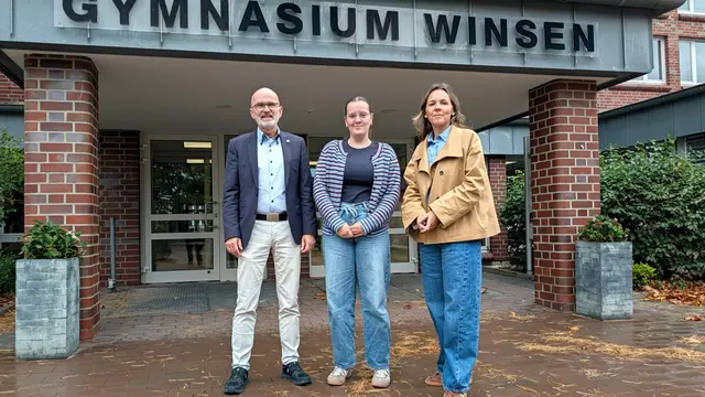 Schulleiter Jens Peter, DSP-Lehrerin Heike Parr-Meyn und Filmemacherin Mieke Nuppnau blicken stolz auf den Erfolg des Kurzfilms "Der rechte Weg", der das Team des Gymnasiums Winsen bis zur EU nach Brüssel führte | Foto: Jan Filter