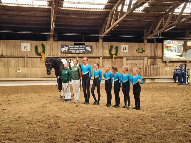 Longenführerin und Trainerin Laura Koch-Kohlmus (v. li.), Co-Trainerin Eva Gärtner, Torge Bockelmann, Lea Passin, Luzie Hoya, Lia Karl, Helene Hegener sowie Anna Wilkens | Foto: Bendestorfer Reitverein Kleckerwald e.V.
