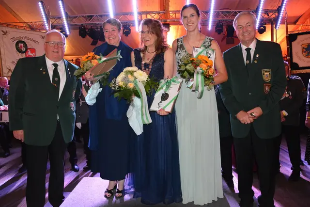 Präsident Volker Höper (li.) und und Vizepräsident Wilfried Stresow mit (v. li.), Nicole Schmidt (SK Salzhausen, 3. Platz), Kreisdamenkönigin Hildegard Engel (SV Helmstorf), Annemarie Salvers (SV Eyendorf, 2.Platz)  (Elstorf) | Foto: Britta Gellers