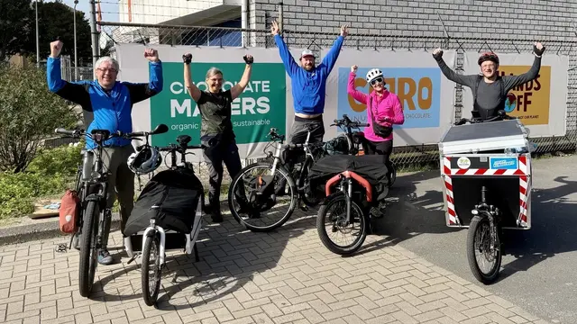 Die Teilnehmer der Schokofahrt mit ihren Rädern (v. li.):  Karl-Heinz Stöver, Sabine Pritzkow, Jan Fischbach, Ilona Scheller und Klaus Peeters in Amsterdam am Eingang zum Firmengelände der Chocolatemakers  | Foto: Karl-Heinz Stöver/Buchholz fährt Rad