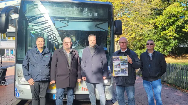 Geburtstagsgäste für den Buchholz Bus: Christian Albrecht (v. li., Betriebsleiter KVG), Jan Bauer (CDU, stellv. Bürgermeister), Manuel Reichel (Stadtbaurat), Dr. Christian Kuhse (Geschäftsführer der Buchholzer Stadtwerke) und Marc Knöfel (Leiter der Buchholzer Verkehrsbetriebe) | Foto: sh
