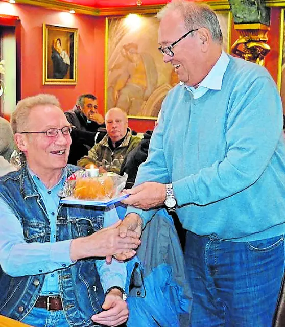 Claus-Werner Jonas (re.) überreicht Dieter Nitzsche einen Geburtstagskuchen | Foto: Gerhard Demitz