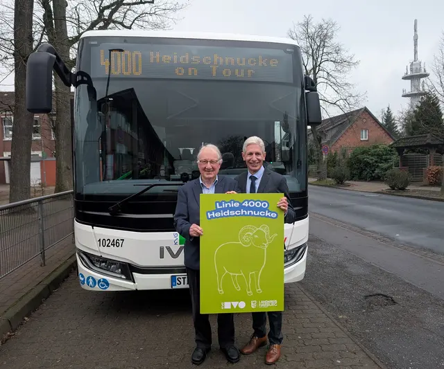 Namensgeber Manfred Wagner (links) und Landrat Rainer Rempe beim Startschuss für die Heidschnucke Ende 2025. Nun wurde die Regionalbuslinie beim Bundeswettbewerb „Anschlüsse gestalten. Mobil in ländlichen Räumen" ausgezeichnet.  | Foto: Landkreis Harburg