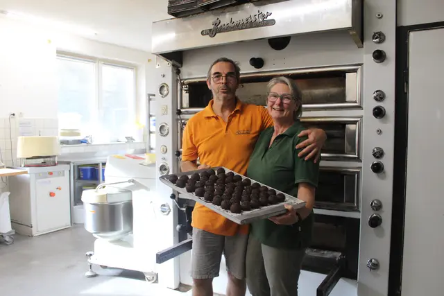 Christian Harbeck (li.) und Ehefrau Heike Hübler in der Backstube vor dem 70 Jahre alten "Backmeister"-Ofen | Foto: jvp