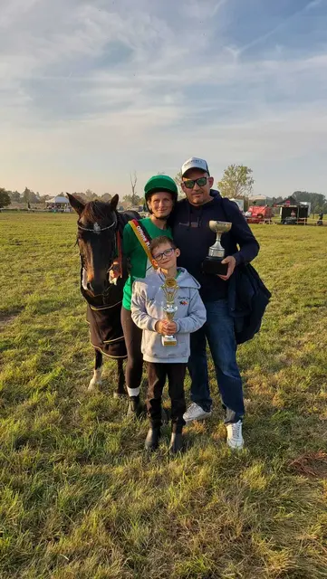 Jana Pommer mit ihrem Sohn Luuk und Ehemann Tommy, sowie ihrem Pony | Foto: Nicole Volkmann 