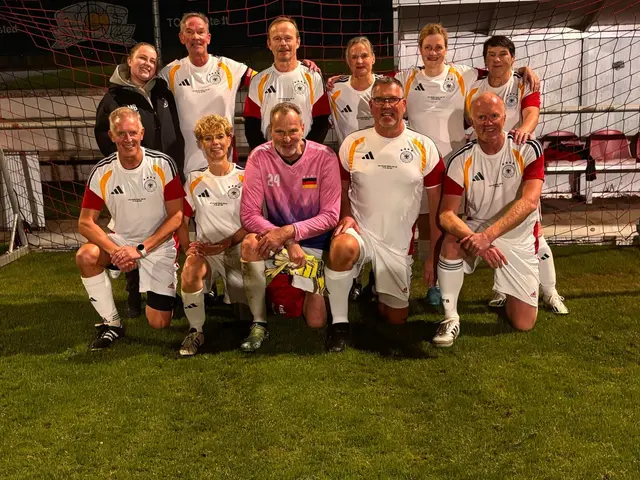 Auch Fleestedter Spielerinnen und Betreuer sind dabei: das deutsche Walking Football Nationalteam | Foto: TUS Fleestedt/Vergin
