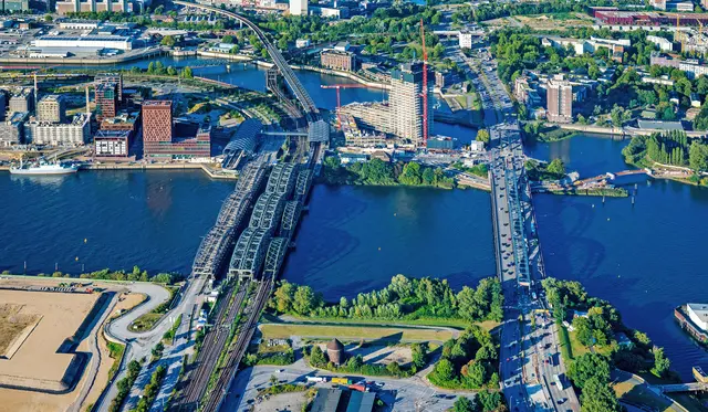 Die Elbbrücken bei Veddel sind eines der Nadelöhre auf dem Weg in die Hamburger City. Die Freihafenbrücke (ganz links) ist gesperrt, nachdem ein Schiff einen Brückenpfeiler gerammt hat | Foto: Martin Elsen/Nord-luftbilder.de